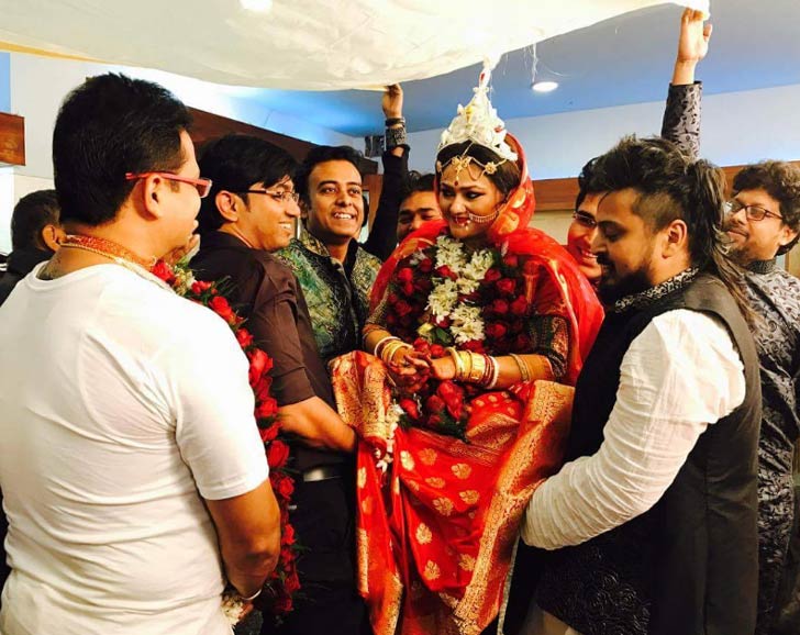 সুরজিত্ ডিভোর্সি। তাঁর প্রথম পক্ষের ছেলে দ্রোণের সঙ্গে কনীনিকার খুব ভাল সম্পর্ক।