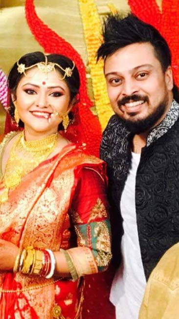 ডিজাইনার অভিষেক দত্তের সঙ্গে পাত্রী।