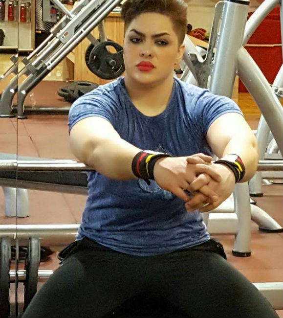 নিজের সুগঠিত শরীরের নানা রকম ছবি তুলে সোশ্যাল মিডিয়ায় পোস্ট করতে ভালবাসেন শিরিন। <br> কিন্তু শিরিনের সেই সমস্ত ‘নগ্ন’ ছবি বিলকুল না পসন্দ রক্ষণশীল সমাজের।