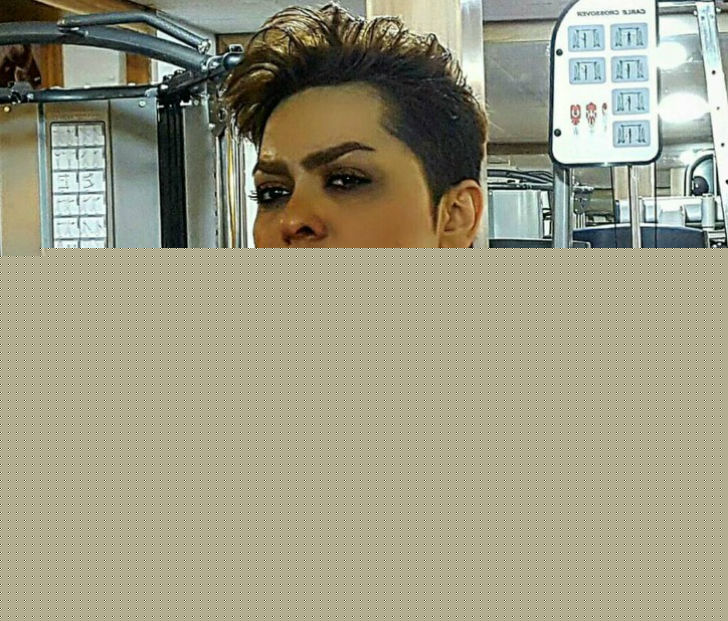 ছবিতে শিরিনের হাত-পা সহ বেশ কিছু অংশই অনাবৃত রয়েছে। তাঁর ‘অ-ইসলামিক’ এই সমস্ত পোশাক পরার বিষয়টি <br> ভালভাবে গ্রহণ করেনি ইরানের গোঁড়া সমাজ। আর তাই জেলে যেতে হল শিরিন নাবাহারিকে।