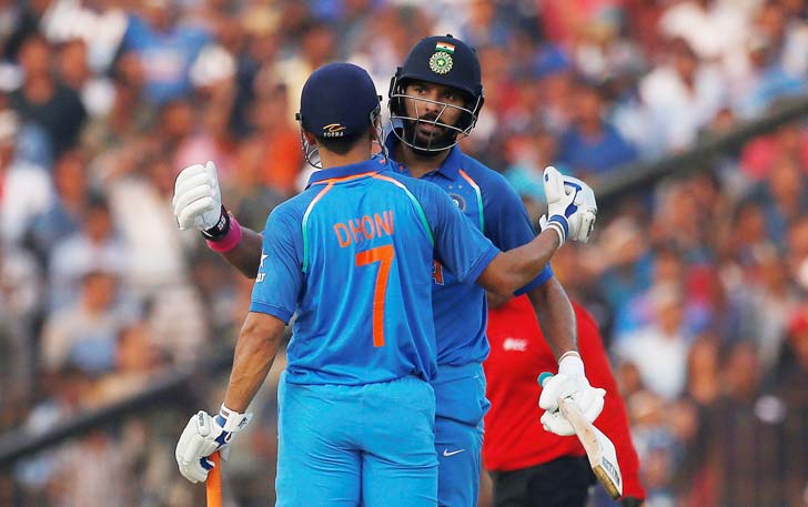 যুবি-ধোনির আগে মাত্র চার জন ভারতীয় জুটি হিসাবে শতরান করেছেন। এই চার জুটির মধ্যে তিন বারই ছিলেন সচিন তেন্ডুলকর।