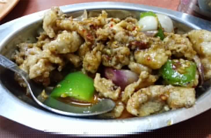 টুং নাম। টেরিটি বাজারের রাস্তায় গেলে অনেকেই এখানে খেতে ঢোকেন। পোদ্দার কোর্টের কাছে এই ছোট্ট রেস্তোরাঁর পুরনো ভক্তের সংখ্যা নেহাত কম নয়। তেমন সাজানোগোছানো না হলেও এখানকার পর্কের ডিশের নাম শুনলেই জিভে জল আসে বহু রসিকের।<br> বেবিকর্ন মাশরুম, ফ্রায়েড ওয়ান্টনের মতো চাইনিজ ডিশের আগে অর্ডার করুন চিকেন ওয়ান্টন স্যুপ। জমে যাবে সন্ধেটা।<br> ৬০০ টাকায় জনা দুই বেশ হেসেখেলে পেট ভরাতে পারবেন।