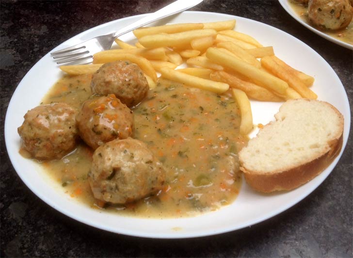 রাজ’স স্প্যানিশ ক্যাফে। সাদার স্ট্রিটে ঘুরতে আসা ভিন্‌দেশি সাহেবসুবো হোক বা নিউ মার্কেটে শপিং করে ফেরা কলেজপড়ুয়া— সস্তায় সুস্বাদু স্প্যানিশ খাবারের টানে ঘুরে যান অনেকেই।<br> স্প্যানিশ ছাড়াও এখানকার মেক্সিকান আর ইতালিয়ান খাবারেও নোলা ডোবাতে পারেন। কফির সঙ্গে পাবেন স্যুফলে, পাস্তার নানা ভ্যারাইটি। ৬০০ টাকার মধ্যেই থাকবে আপনার বাজেট।