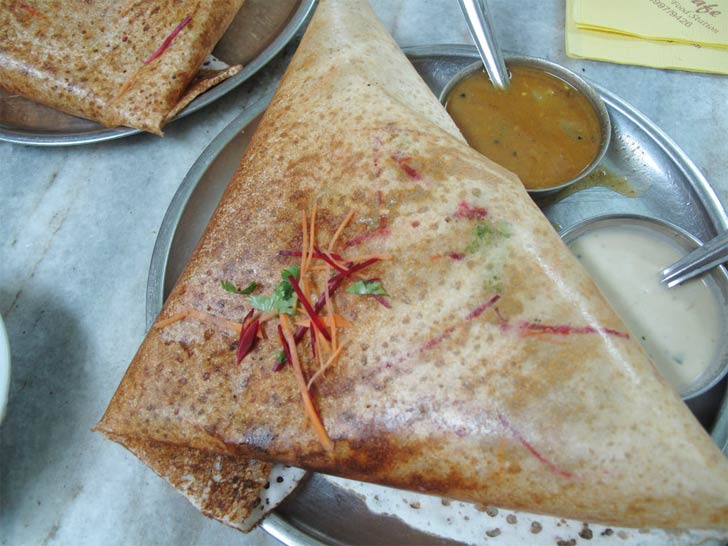 মিশন ক্যাফে। কম দামে চাইনিজ, উত্তর ভারতীয় বা দক্ষিণী খাবার খেতে হলে এখানে যেতে পারেন।<br>  নিরামিষাশীদের জন্য একেবারে আদর্শ জায়গা। চাঁদনি চক ছাড়াও এটি শাখা খুলেছে সল্টলেক সেক্টর ফাইভ ও গোলপার্কে।<br> চানা কুলচা ছাড়াও খেতে পারেন সেজওয়ান মশালা দোসা বা হাওয়াই টোস্ট। ৫০০ টাকার মধ্যেই দিব্যি খাওয়া হয়ে যাবে দু’জনের।