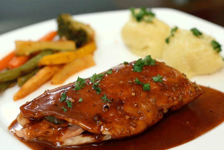 দ্য হাংরি টাইড। স্বয়ং অভিতাভ ঘোষ শুনলে নিশ্চয়ই খুশি হবেন যে তাঁর বিখ্যাত উপন্যাসের নামে একটা রেস্তোরাঁ রয়েছে কলকাতা শহরের বুকে।<br> কন্টিনেন্টাল খাবার মানেই যে পকেট ফাঁকা করা দাম নয় তা এই রেস্তোরাঁয় এলে মালুম হয়। হিন্দুস্তান পার্কের পাশাপাশি এখন ঢাকুরিয়াতেও এর শাখা রয়েছে।<br> এখানকার চিকেন তেত্রাজিনি, চিলি পর্ক আর গ্রিলড ফিস বেশ বিখ্যাত। ৭০০ টাকার আশপাশে জনা দুইয়ের ভাল রকমের খাওয়া হয়ে যাবে।