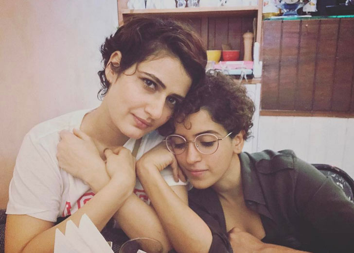 একজন ছবি তুলতে মুখিয়ে রয়েছেন তো আরেকজন চশমা চোখে মুখই তুলছেন না।