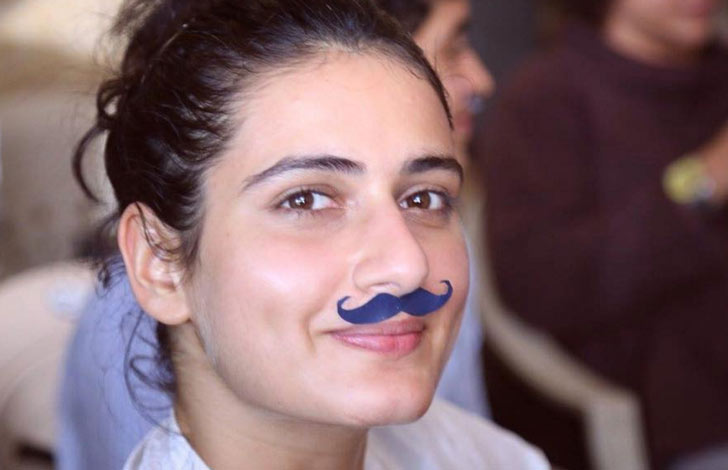 খেলার ছলে যদি একটা গোঁফ আঁকা হয়! সেটাই তো করেছে সানিয়া, ফতেমার মুখে নীল গোঁফ এঁকে।