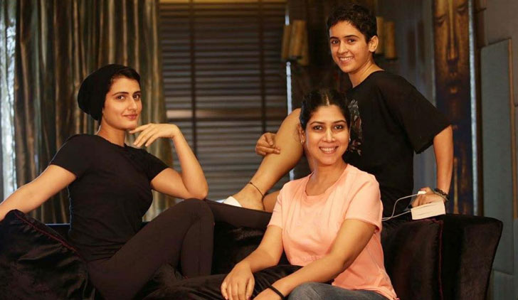 লক্ষ্য যখন ছবি তোলার, তাহলে ওদের ‘দঙ্গল’ মা-ই বা বাদ যাবেন কেন?