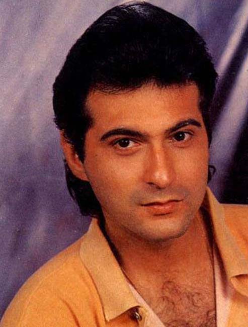 এক দাদা প্রযোজক তো আর এক দাদা বলিউডের দাপুটে অভিনেতা। ১৯৯৫ সালে ‘প্রেম’ ছবিটি দিয়ে শুরু করেন বলিউড যাত্রা। আর তারপর মাধুরী দিক্ষিতের সঙ্গে ‘রাজা’। ছবিটি হিট হয়েছিল। এর পর মাধুরীর ভাগ্যের চাকা ঘুরে যায়। কিন্তু সঞ্জয়ের কোনও সুরাহা হয়নি। সেইভাবে আর ডাকও পাচ্ছিলেন না। ডাক পেলেও কোনও ছবিই যেন কাজে আসছিল না সঞ্জয়ের। ২০১৫ সালে ‘তেবর’ বলে একটি ছবির প্রযোজনা করেন এই অভিনেতা।