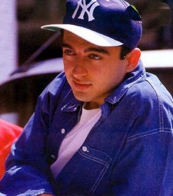 শুরু করেছিলেন শিশু অভিনেতা হিসাবে। ১৯৮৩ সালে শেখর কপূরের ‘মাসুম’ ছবি সেই বাচ্চাটা। তারপর নায়ক হিসাবে হাতেখড়ি করেন ১৯৯৪ সালের ‘আ গলে লাগ যা’ ছবিতে। তারপর এক্কেবারে ২০০০ এ ‘মহব্বতে’। আর দেখা মেলেনি যুগলের। কিছুদিন আগেই ‘রোডসাইড রোমিও’ বলে একটি অ্যানিমেটেড ছবি পরিচালনা করেন যুগল হংসরাজ।