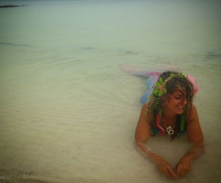 সিলিকন লেজ থেকে শুরু করে জুয়েলারি, মানানসই ওয়াটারপ্রুফ মেকআপ, মারমেড স্পেশাল আসবাব সব কিছুরই <br> ব্যবস্থা রয়েছে এখানে। এখানে এলে তাই আপনি মৎসকন্যা হয়ে উঠতে পারবেন সহজেই।