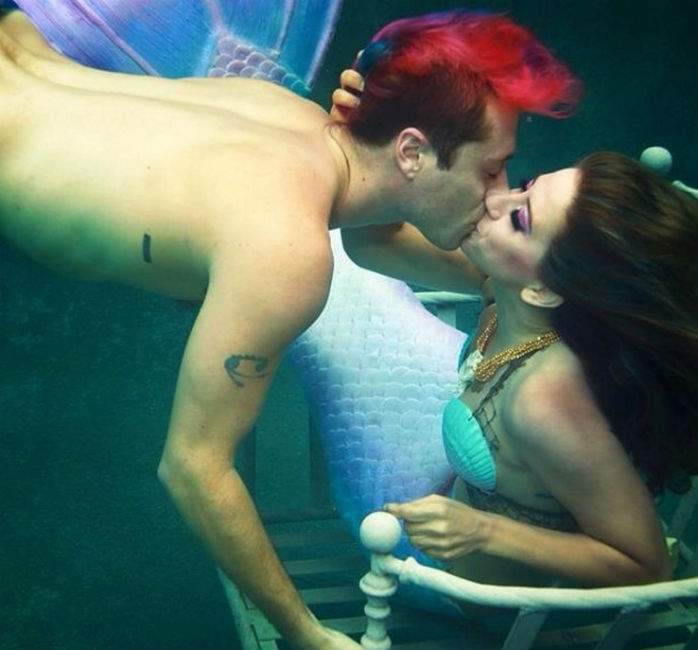 সমুদ্রের নীচে রাখা আছে মারমেড’র সঙ্গে মানানসই নানান পার্টি সরঞ্জামও।