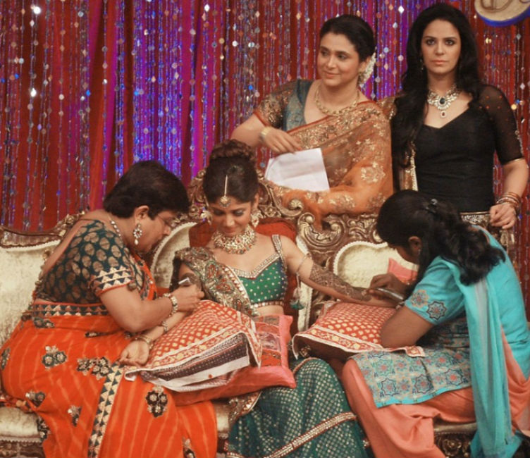 টেলিভিশনের বিখ্যাত অভিনেত্রী রতন রাজপুতের বিয়ের জন্য বর বাছাই শুরু হয় ‘রতন কা রিস্তা’ শোয়ে। সেখানে দেশ-বিদেশের ১৪ জন পাত্রকে বেছে নেওয়া হয়।