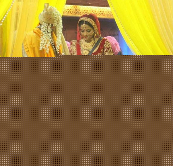 কিন্তু গত সপ্তাহে দীর্ঘ দিনের বয়ফ্রেন্ড বিক্রান্ত সিংহ রাজপুতের সঙ্গে গাঁটছড়া বাঁধেন মোনালিসা।