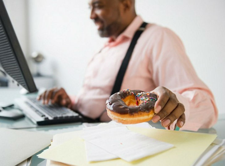 চর্বি জমা: যদি নতুন চাকরিতে যোগ দেওয়ার পরই আপনার ওজন বাড়তে শুরু করে বা শরীরে চর্বি জমে তাহলে আপনি অফিস সিনড্রোমে আক্রান্ত হয়েছেন বলা যায়। দীর্ঘক্ষণ বসে থাকলে স্থূলতার সমস্যা তৈরি হয়।