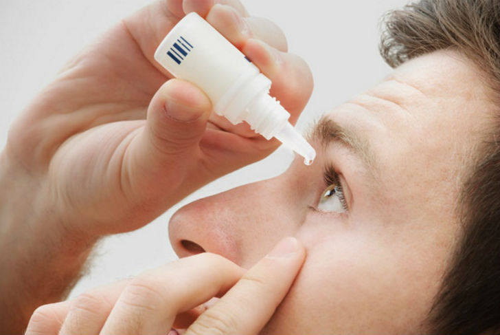 ড্রাই আই সিনড্রোম:  দীর্ঘক্ষণ কম্পিউটারের সামনে বসে কাজ করা এবং মোবাইলের স্ক্রিনের দিকে তাকিয়ে থাকার ফলে চোখ শুষ্ক হয়ে যায়, ফলে ড্রাই আই সিনড্রোম দেখা দিতে পারে।