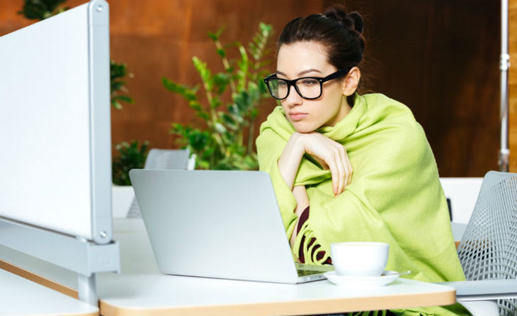 সংক্রমণ: শীতাতপ নিয়ন্ত্রিত ঘরে বেশিক্ষণ বসে কাজ করলে সংক্রমণজনিত রোগ ছড়িয়ে পড়তে পারে। কেউ কেউ অফিস সিনড্রোমের কারণে শ্বাসকষ্টের সমস্যায়ও ভুগে থাকেন।