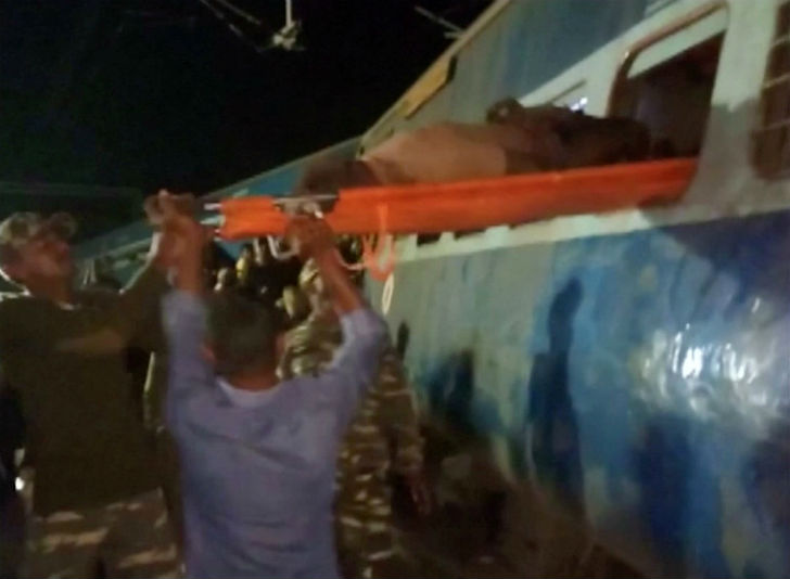 ২২টি কামরার মধ্যে ৯টিই এই দুর্ঘটনায় ক্ষতিগ্রস্ত হয়েছে।