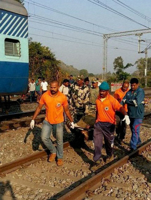 দুমড়ে-মুচড়ে যাওয়া কামরাগুলি থেকে অন্তত ৬০ জনকে জখম অবস্থায় উদ্ধার করা হয়েছে। মৃতের সংখ্যা ৩৯-এ পৌঁছে গিয়েছে।