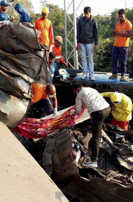 দুর্ঘটনাগ্রস্ত ট্রেনের অর্ধেকটাকে পাঠিয়ে দেওয়া হয়েছে ভুবনেশ্বরের দিকে।