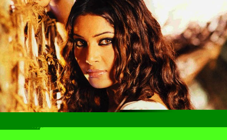 বিপাশা বসু- ২০০৩-এর সিনেমা ‘জিসম’ ছবিতে বিপাশাই ছিলেন ভিলেন। নেগেটিভ ভূমিকায় এই ছবি দিয়ে বলিউডে নিজের মাটিটা একটু শক্ত করেছিলেন বিপাশা।