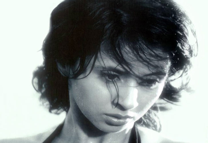 ঊর্মিলা মাতন্ডকর- তিনি সেই ভাবে আজ আর পর্দায় আসেন না। ‘পেয়ার তুনে ক্যয়া কিয়া’ ছবিতে উর্মিলাকে দেখা গেছে নেগেটিভ চরিত্রে। এই ছবিতে অভিনয়ের জন্য বেশ প্রশংসিত হয়েছিলেন ঊর্মিলা।