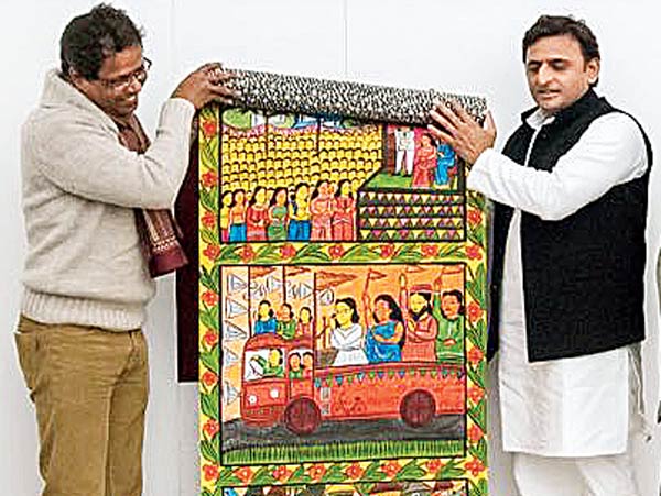 অখিলেশ যাদবের সঙ্গে শিল্পী মৃণাল মণ্ডল। — নিজস্ব চিত্র