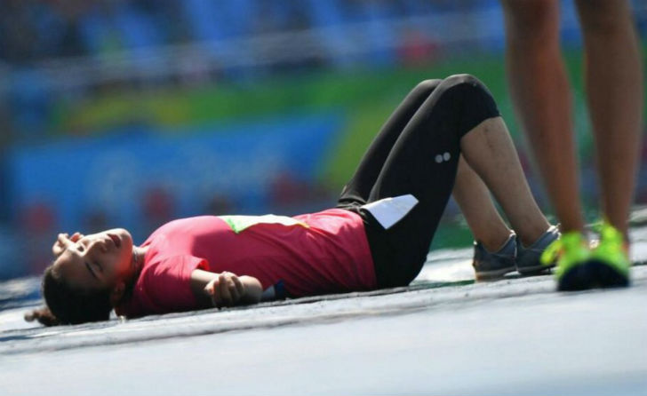 অজ্ঞান হয়ে যাওয়া: যদি কাজ করার মধ্যেই আপনি প্রায়ই হঠাৎ করে অজ্ঞান হয়ে যান, তা হলে বুঝবেন হার্টের সমস্যা রয়েছে।