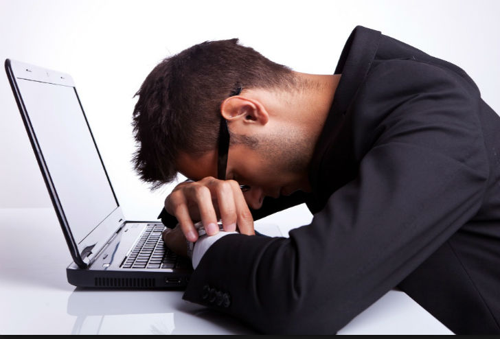 তাড়াতাড়ি ক্লান্ত হয়ে পড়া: আপনি কি অল্পতেই ক্লান্ত হয়ে পড়েন? কিছু ক্ষণ কাজ করলে বুক ধড়ফড় করে? তবে আপনি এখনই কোনও চিকিৎসকের পরামর্শ নিন। বিশেষ করে মহিলাদের হার্টের সমস্যার প্রধান লক্ষণ এটি।