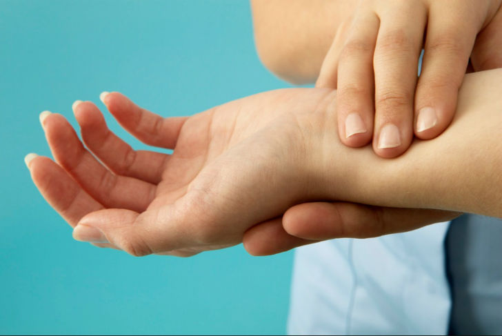 অনিয়মিত পালস রেট: আপনি যদি অনেক বেশি নার্ভাস থাকেন বা কোথাও থেকে দৌড়ে আসেন আপনার পালস রেট ওঠা-নামা করতে পারে। তবে এটি যখন কোনও কারণ ছাড়াই হয়, তবে তা চিন্তার কারণ হয়ে দাঁড়ায়। হার্ট অ্যাটাকের আগে এমনটা হয়ে থাকে।