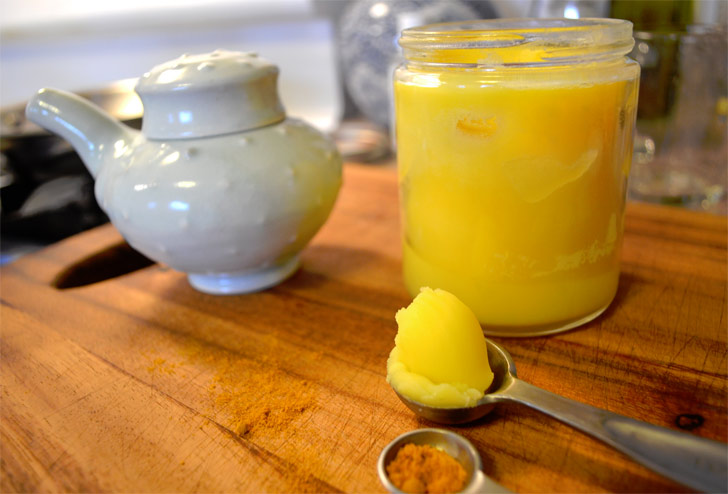 শুষ্ক ত্বক: ঘি গরম করে স্নানের আগে সারা গায়ে মাসাজ করুন।<br> মুখ যদি খুব শুষ্ক হয় তাহলে জলের সঙ্গে ঘি মিশিয়ে মুখে মাসাজ করুন।<br> ১৫ মিনিট পর ধুয়ে ফেলুন।