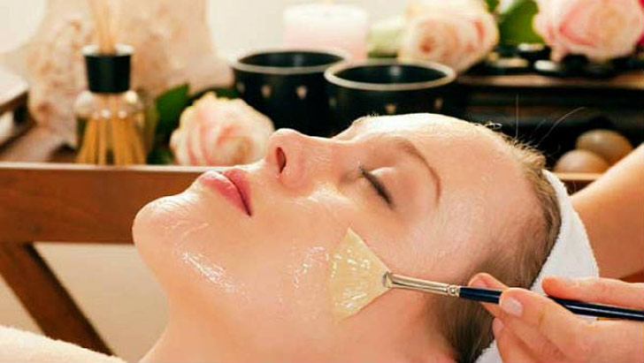 নির্জীব ত্বক: ত্বক ময়শ্চারাইজ করতে ঘি, দুধ ও বেসন মিশিয়ে প্যাক তৈরি করে লাগান।<br> ২০ মিনিট রেখে জল দিয়ে মুখ ধুয়ে ফেলুন।