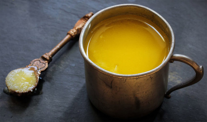 চুল: চুলের ডগা ফেটে যাওয়ার সমস্যায় ঘি গরম করে লাগান। ১ ঘণ্টা পর শ্যাম্পু করে নিন।