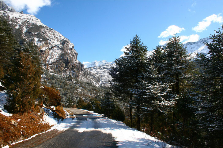 কাটাও, সিকিম: যদি গ্যা‌ংটক আর লাচুং যাওয়ার প্ল্যান থাকলে একবার কাটাও ঢুঁ মেরে আসতেই পারেন।<br> সুইত্জারল্যান্ড অব সিকিম হিসেবেই পরিচিত কাটাও। ডিসেম্বর থেকে ফেব্রুয়ারি বরফ পাবেন।