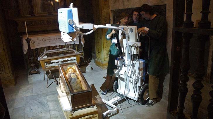 মেয়ের মৃত্যুতে গভীর শোক পান বাবা মারিয়ো লম্বার্দো। কিন্তু মেয়েকে ফিরে পেতে তিনি মরিয়া হয়ে উঠেছিলেন। বিখ্যাত মমি সংরক্ষণকারী আলফ্রাদো সালাফিয়া তাঁকে আশ্বস্ত করেন মেয়েকে ফিরিয়ে দেবেন তিনি।