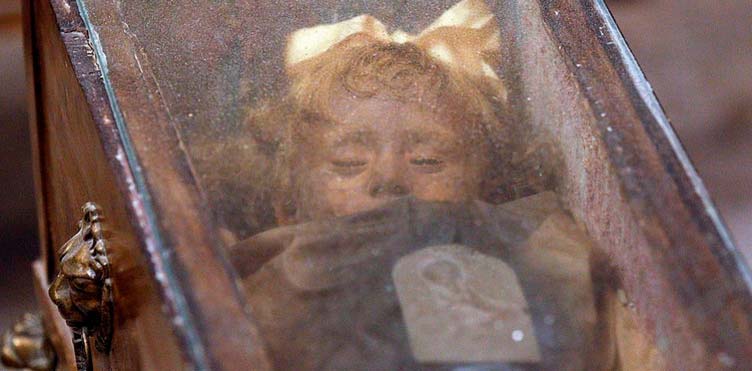 কিন্তু রোসালিয়াকে ঘিরে বিশ্বের বিস্ময় অন্য জায়গায়। সে নাকি প্রতি দিনই চোখ পিটপিট করে। ২০০৯ সালে এই খবর প্রকাশ পায়। তার পর থেকে তাকে দেখার জন্য প্রতি দিন ভিড় উপচে পড়ছে ইতালির পালেরমোয় কাপুচিন ক্যাটাকম্বস-এ।