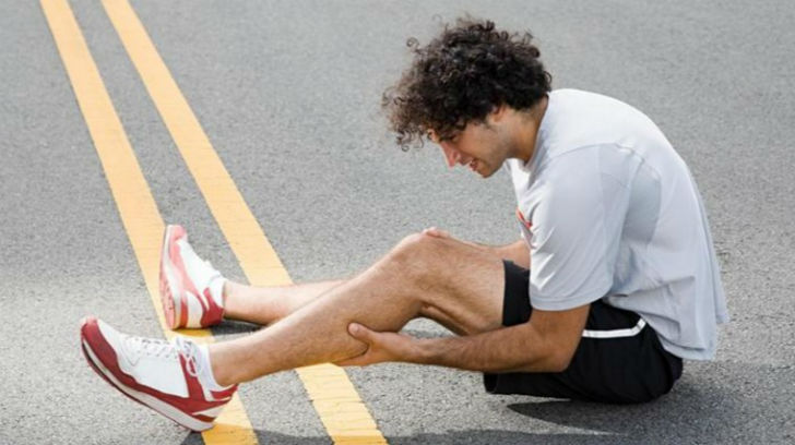 যন্ত্রণার চোটে পায়ে জ্বালাপোড়া ভাব অনূভূত হওয়া।