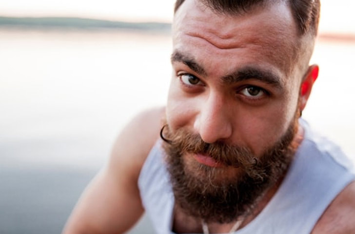 দাড়ি প্রধানত বাড়ে সকালবেলাতেই। রাতের তুলনায় সকালে এর বৃদ্ধির হার বেশি।