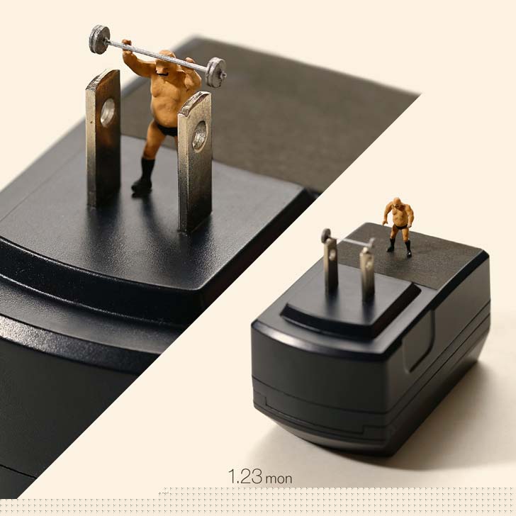 শরীরে ‘চার্জ’ করছেন বডি বিল্ডার।