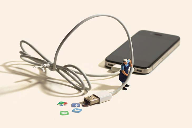 এই ভাবেই সোশ্যাল মিডিয়া ‘গেলে’ স্মার্টফোন!