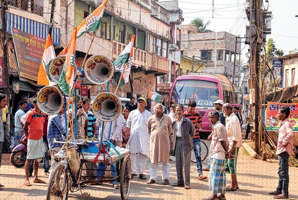 Youth killed by runaway truck, road blocked at Midnapore