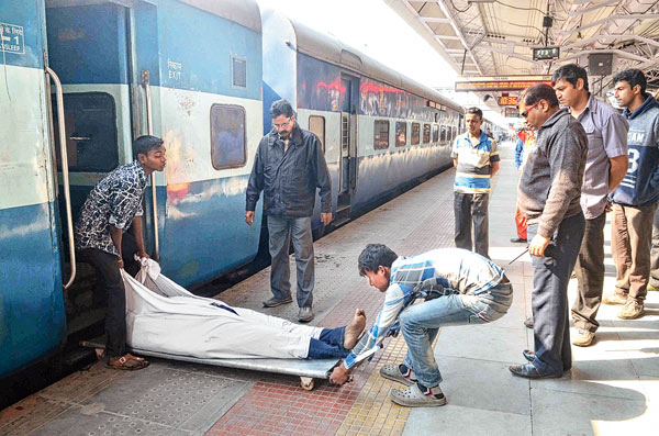 Ex CBI worker dies in train as the doctor came so late in the station