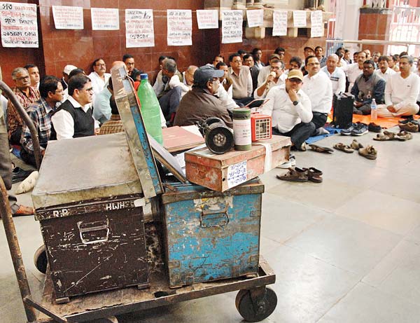Guard Unrest in front of the station manager's office in Howrah 