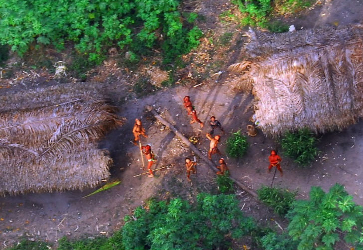 উত্তর সেন্টিনেল, আন্দামান: <br> 
আন্দামানের এই দ্বীপে সাধারণ মানুষের প্রবেশ নিষিদ্ধ। এখনও এই দ্বীপে ৪০০-র কাছাকাছি প্রাচীন আদিবাসী সম্প্রদায়ের <br> মানুষ বসবাস করেন। আধুনিক মানুষের সঙ্গে তাঁদের কোনও সম্পর্কই নেই। বারবার তাঁদের সঙ্গে যোগাযোগ <br> স্থাপনের চেষ্টা করা হলেও বারবারই তা প্রত্যাখ্যাত হয়েছে। তাই সাধারণ মানুষের প্রবেশ এই দ্বীপে একেবারে নিষিদ্ধ করা হয়েছে।