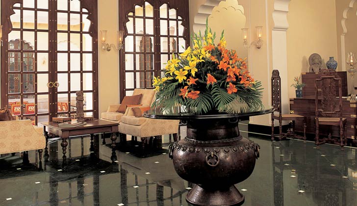 রনথম্বোরের ‘টাইগার রিজার্ভ’ থেকে মিনিটখানেক দূরেই রয়েছে এই ‘বন্যবিলাস’। হোটেলের গাড়িতে চড়ে রয়্যাল বেঙ্গল-এর দেখা মিলতে পারে অনায়াসেই।