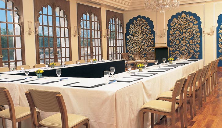 এই হোটেলে পাঁচতারার সব সুযোগ-সুবিধার সঙ্গেই মিলবে জঙ্গলে ঘেরা তাঁবুতে (বিশেষ রিসর্ট) থাকার সুযোগ।