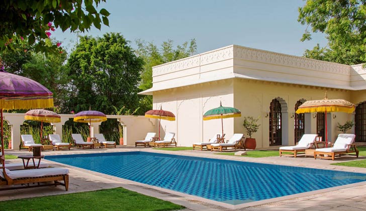 বন্যবিলাসের রেস্তোরাঁয় মেনু প্রতি দিনই পাল্টানো হয়। মেনুতে খাঁটি রাজস্থানী ঐতিহ্যের খাবারের সঙ্গে প্যান-ইন্ডিয়ান এবং কন্টিনেন্টাল নানা পদের আয়োজন থাকে।