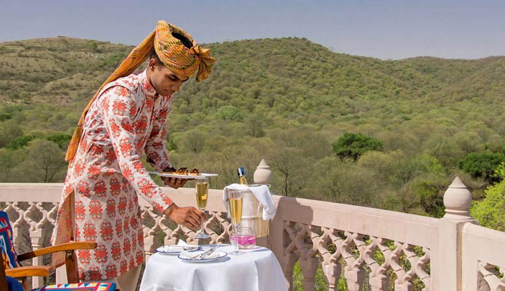 রাজার হালে আরণ্যক পরিবেশে বন্যবিলাসে রাত কাটাতে হলে দু’জনের জন্য গুণতে হবে প্রতি রাতে প্রায় ৪৮ হাজার টাকা।