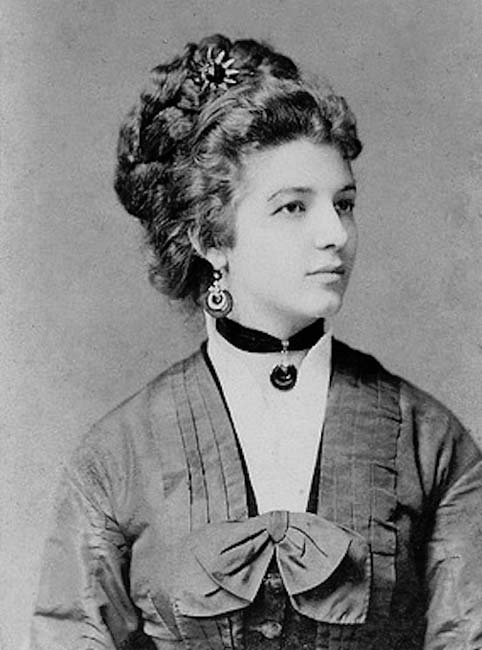 শুধু পুরুষরাই নয়, সে যুগে মহিলাদের পোশাকেও কলারের চলন ছিল।<br> পুরুষদের শার্টের মতোই কলার খুলে ও আটকে রাখা যেত।<br> তা ছাড়া, গয়নাগাঁটি পরার জন্যও এ রকম পোশাক বানানো হতো বলে জানা যায়।