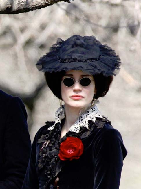 উনিশ শতকের মহিলাদের কলার দেওয়া পোশাক দেখলে মনে হতে পারে তা কোনও কস্টিউম পার্টির জন্য তৈরি করা হয়েছে।<br> তবে যতই নাক সিঁটকোন, সে যুগে তেমন পোশাকেরই চলন ছিল।